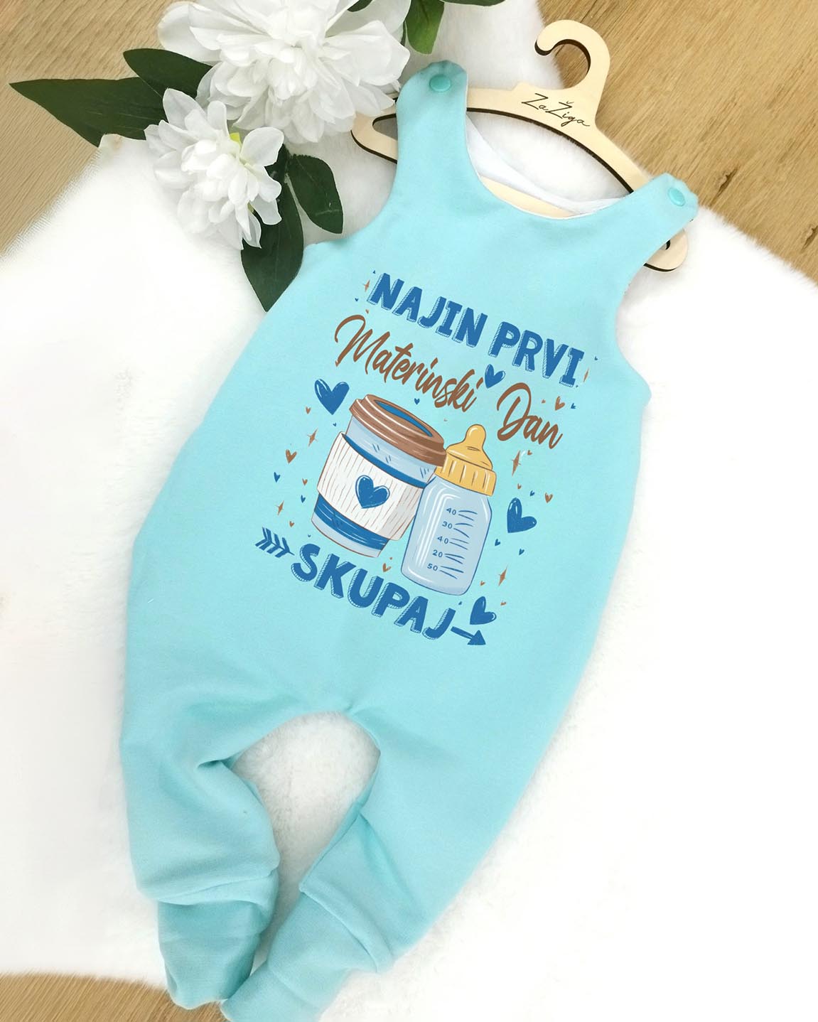 Romper Najin prvi materinski dan skupaj